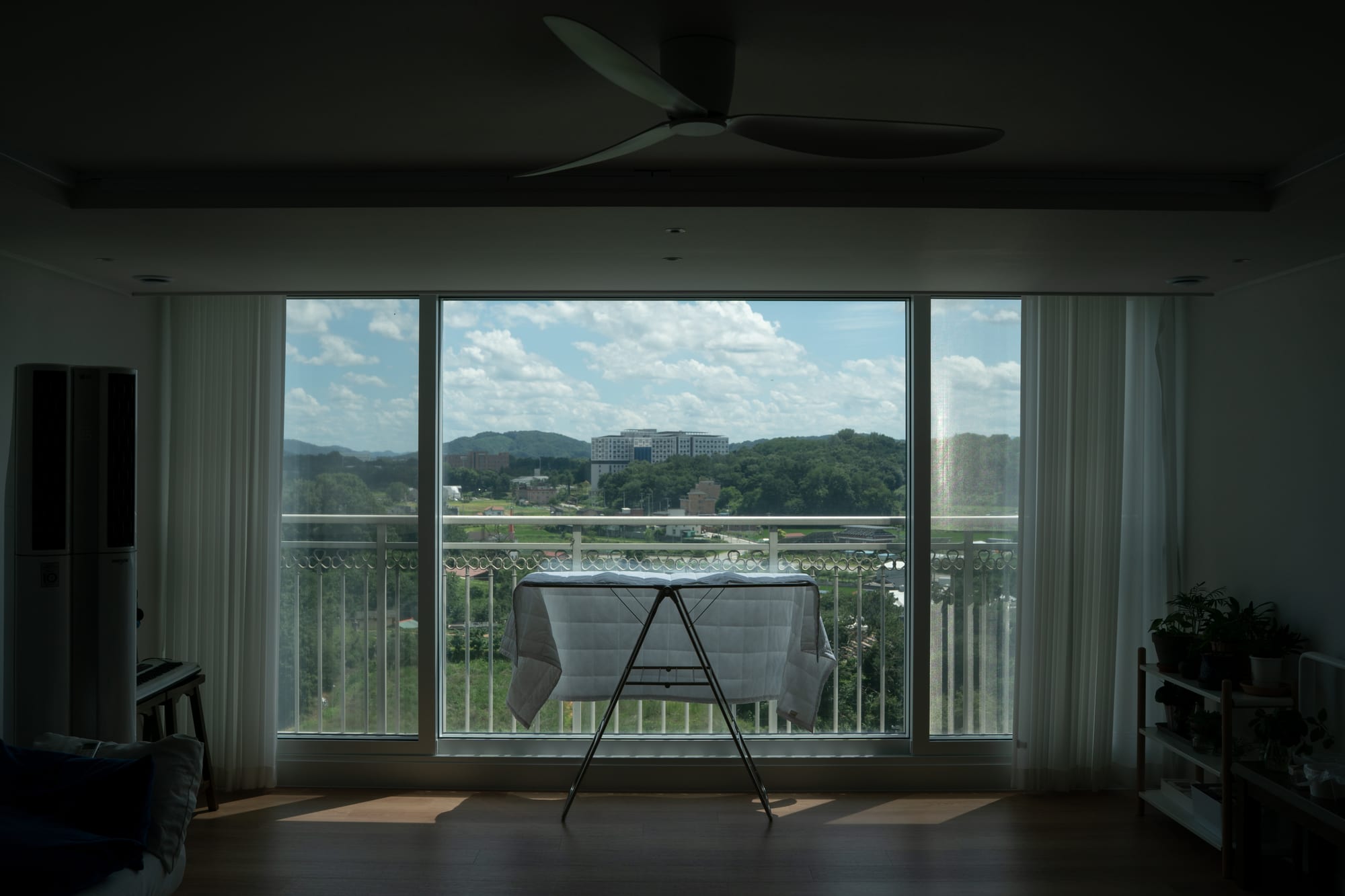A drying rack stands in the empty room.